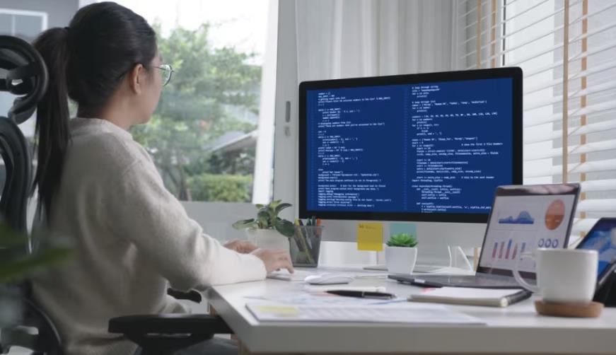 准格尔旗软件开发公司实战建议:网站赋能,为何必须接入支持机器人?